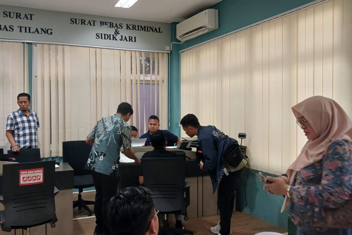 Kepala BKPSDM Kabupaten Gresik Agung Endro Dwi Setyo Utomo bersama perwakilan Pemkab Gresik, saat melapor di SPKT Polres Gresik, Jawa Timur, Jumat (10/4/2026).