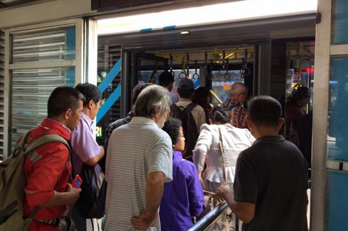 Layanan Transjakarta di Halte Harmoni Berangsur Normal Kembali