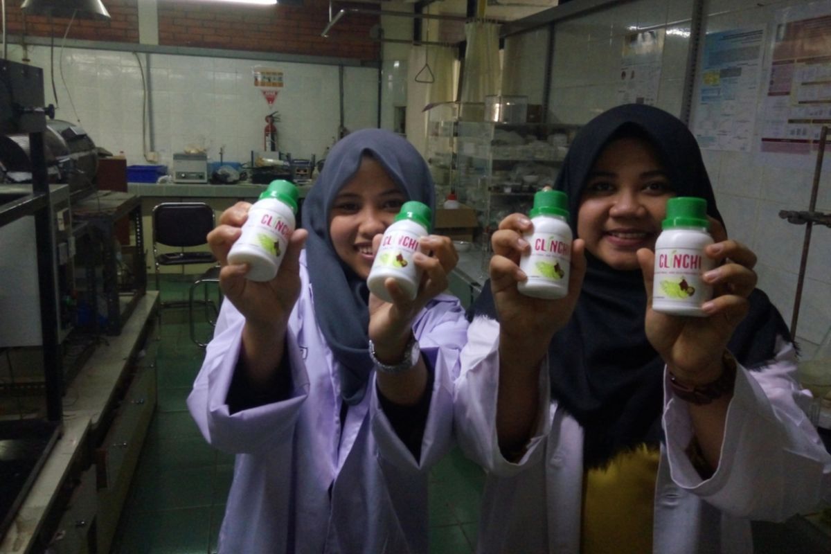 Dua orang mahasiswi Fakultas Teknik Universitas Indonesia saat ditemui di kampusnya pada Rabu ?(26/7/2017). Keduanya memperlihatkan deterjen cair dengan formula ramah lingkungan yang mereka temukan.