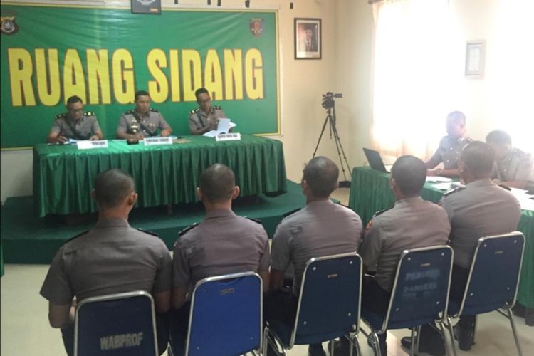 Lima bintara polisi yang membawa senjata api saat pengamanan aksi unjuk rasa mahasiswa di Kendari menjalani sidang disiplin di Aula Dit Propam Polda Sultra, Kamis (17/10/2019).