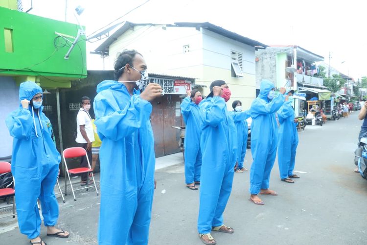 Kemnaker melibatkan korban PHK akibat wabah Covid-19 sebagai tenaga penyemprot desinfektan di sejumlah perusahaan.