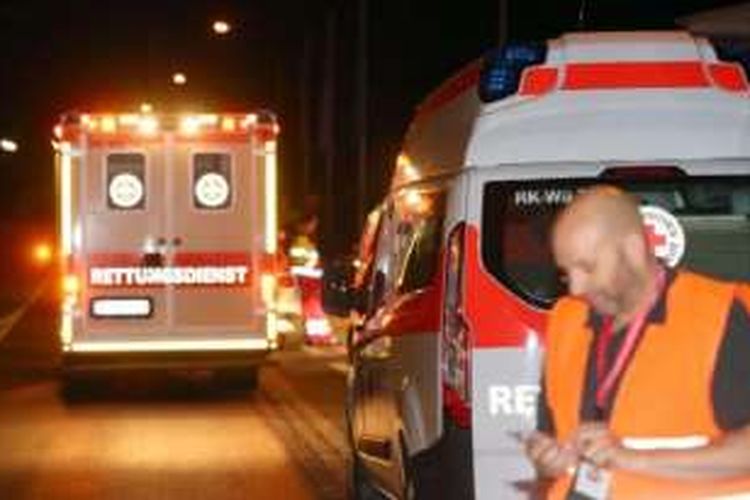 Mobil ambulans di tempat kejadian serangan di stasiun kereta Wuerzburg, Jerman selatan, Senin (18/7/2016) malam.