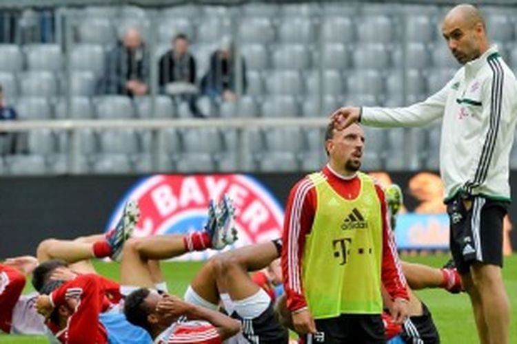 Gelandang Bayern Muenchen, Franck Ribery (kiri) dan pelatih baru Pep Guardiola dalam sesi latihan tim.