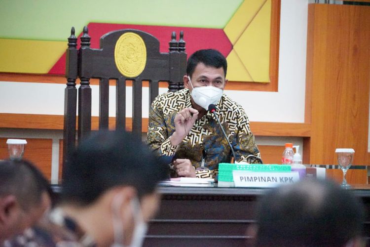 Wakil Ketua KPK Nawawi Pomolango mengingatkan adanya potensi suap yang mengintai para hakim dalam menangani suatu perkara di Pengadilan Tinggi Gorontalo, Kamis (6/10/2022). Source: KPK