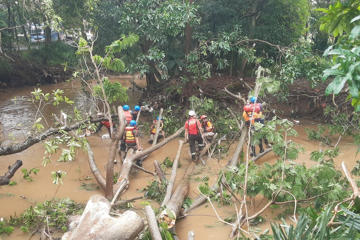 Evakuasi tim gabungan di Aliran Kali Angke yang berlokasi di Villa Mutiara Serpong, Pondok Jagung Timur, Tangsel, Kamis (8/9/2022)