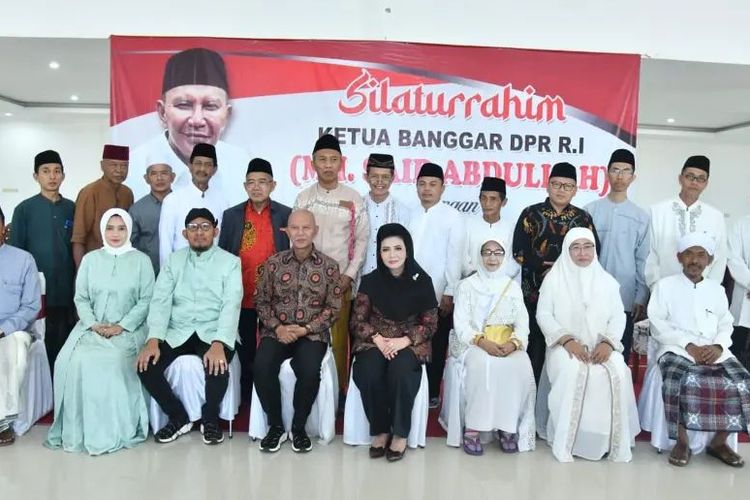 Ketua Banggar DPR RI Said Abdullah beserta isteri berfoto bersama dengan pengurus Majelis Ulama Indonesia (MUI) Kabupaten Sumenep, di Gedung Islamic Center Desa, Kecamatan Batuan, Sumenep, Jawa Timur, Senin (24/4/2023).