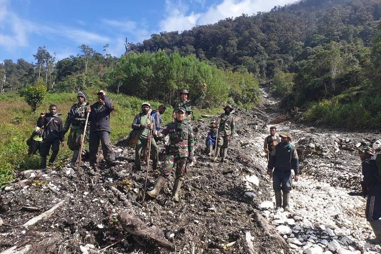 Tim SAR Darat yang dibantu masyarakat Distrik Oksop tengah melakukan pencarian helikopter MI-17 milik TNI AD yang hilang kontak sejak 28 Juni 2019 di kabupaten Pegunungan Bintang, Papua