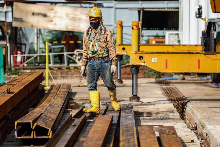 Pekerja menyelesaikan pekerjaan proyek pembangunan MRT Jakarta Fase 2A di Stasiun MRT Monas, Jakarta Pusat, Senin (31/5/2021). Pembangunan MRT Jakarta fase 2A dari Bundaran HI sampai Harmoni sudah mencapai 16,5 persen per hari ini, Senin (31/5/2021). Pengeboran jalur MRT tersebut ditargetkan akan dilakukan pada awal tahun 2022 mendatang.