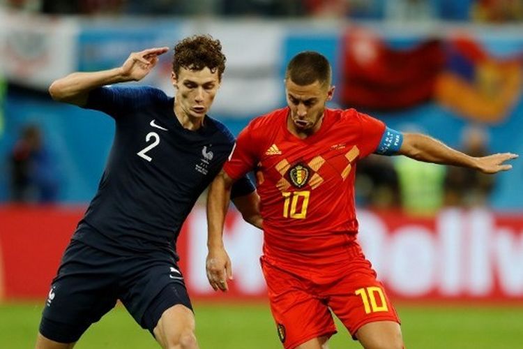 Benjamin Pavard berebut bola dengan Eden Hazard dalam laga Perancis vs Belgia pada semifinal Piala Dunia 2018 di Stadion St. Peterburg, Rusia, 10 Juli 2018.