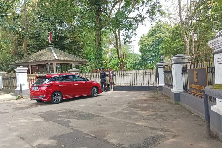 Sebuah mobil tampak hendak memasuki Istana Batu Tulis, Bogor. Kabarnya, Ketum PDI-P Megawati bakal mengumumkan capres PDI-P di Istana Batu Tulis hari ini, Jumat (21/4/2023).