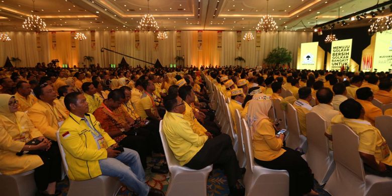 Suasana acara Musyawarah Nasional Luar Biasa (Munaslub) Partai Golkar di JCC, Senayan, Jakarta, Senin (18/12/2017). Munaslub ini dilakukan untuk memilih ketua umum baru Partai Golkar yaitu Airlangga Hartarto untuk menggantikan Setya Novanto yang menjadi tersangka kasus pidana korupsi KTP elektronik.