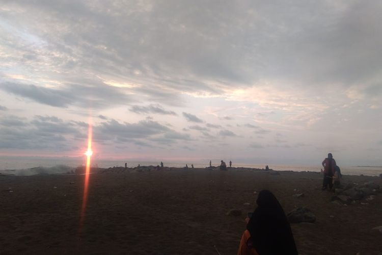 Wisatawan menyakisikan senja tenggelam di pantai Tugu Teuku Umar  Desa Pasie Ujong Kalak, Kecamatan Johan Pahlawan, Kabupaten Aceh Barat, Jumat (15/11/2019). 