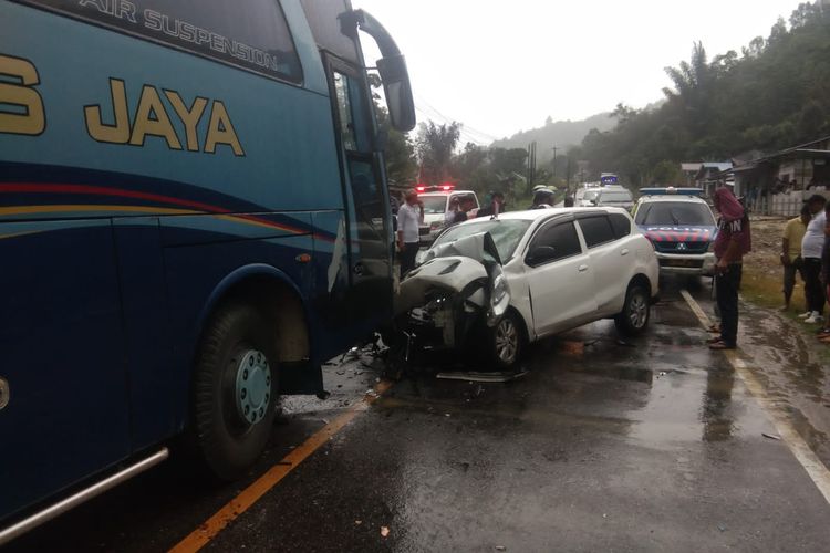 Tabrakan antara Mobil Datsun dan bus di Desa Jangga Dolok, Kecamatan Lumban Julu, Kabupaten Toba, Sumatera Utara, Minggu (20/8/2023)