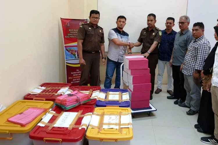 Kasat Reskrim Polres Lhokseumawe AKP Budi Nasuha Waruwu (kiri) menyerahkan berkas penyidikan korupsi pengadaan sapi dan tersangka ke Jaksa Penuntut Umum, Kejari Lhokseumawe, Azir, di Banda Aceh, Kamis (26/7/2018)