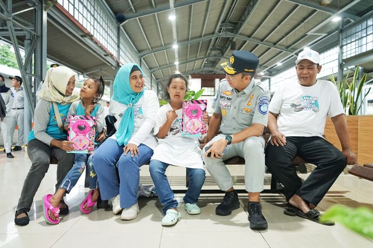 Direktur Keuangan Jasa Raharja Bayu Rafisukmawan bersama dengan salah satu pemudik disabilitas yang mengikuti program Mudik Bersama BUMN dengan moda kereta api, dari Stasiun Senen, Jakarta, Rabu (3/4/2024).
