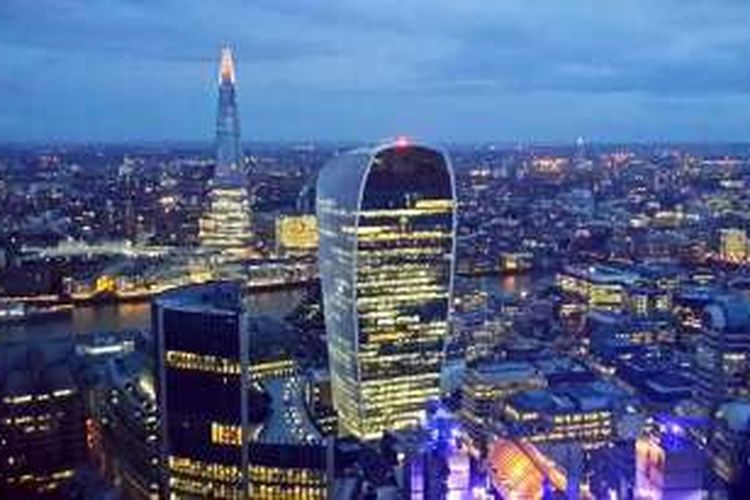 Pemandangan kota London yang dihiasi pencakar-pencakar langit dengan ketinggian lebih dari 250 meter. Cakrawala London diabadikan dari Gherkin Tower.