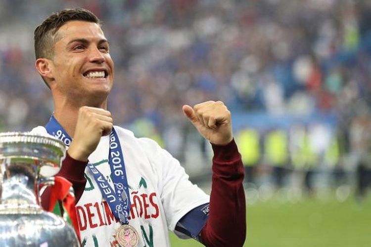 Pemain Portugal, Cristiano Ronaldo, merayakan keberhasilan negaranya dalam menjuarai Piala Eropa 2016 di Stade de France, Saint-Denis, Minggu (10/7/2016) waktu setempat.