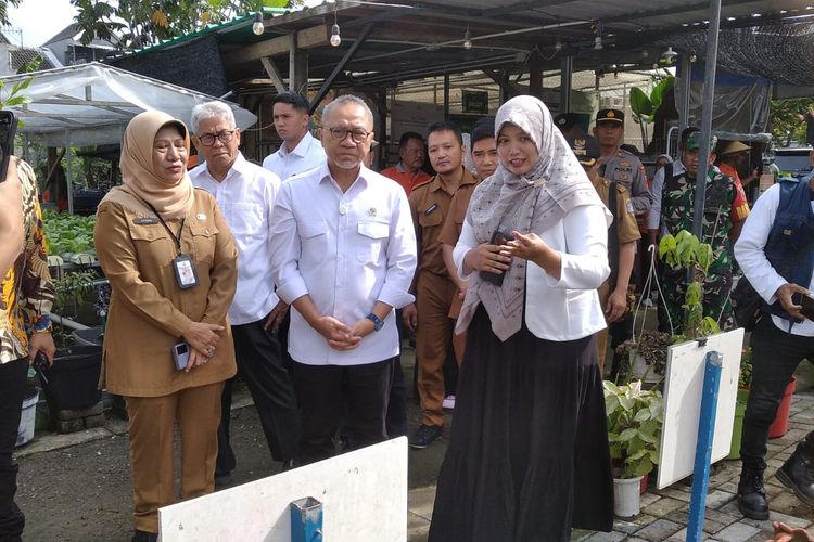 Menteri Koordinator (Menko) Bidang Pangan, Zulkifli Hasan (Zulhas) dalam kunjungan ke Kosagrha Lestari, Medokan Ayu, Surabaya, Senin (10/2/2025)