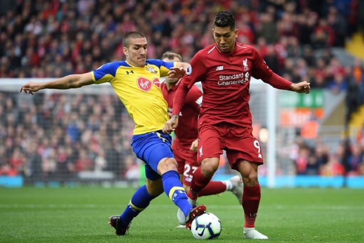 Oriol Romeu mencoba merebut bola dari kaki Roberto Firmino pada laga Liverpool vs Southampton dalam lanjutan Premier League di Stadion Anfield, 22 September 2018. 