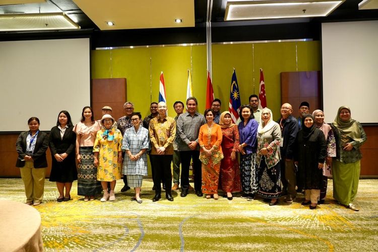 Dirjen Kebudayaan Hilmar Farid, Wakil Tetap RI di UNESCO, Ismunandar, Ketua Timnas Kebaya Lana T Koentjoro dan Itje Khodijah, Ketua Harian Komisi Nasional Indonesia Untuk UNESCO
