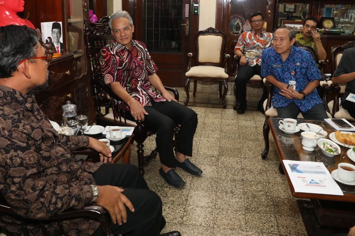 Direktur Pendidikan dan Pelayanan Masyarakat KPK, Giri Suprapdiono, saat bertemu Gubernur Jateng, Ganjar Pranowo, di Puri Gedeh, Selasa (26/3/2019).
