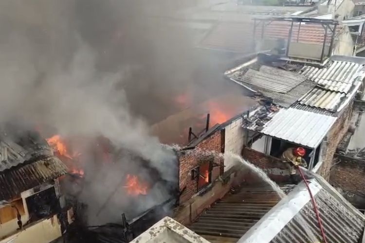 Kebakaran Hebat Hanguskan 8 Rumah di Surabaya