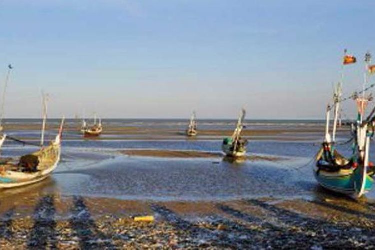 Perahu nelayan di Pantai Jumiang, Pamekasan, Madura, Jawa Timur.