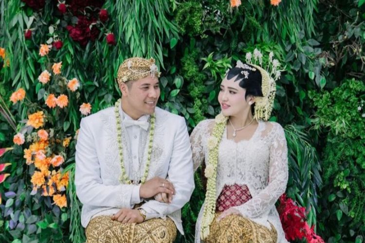 Busana pengantin yang dikenakan oleh Via dan Chevra adalah persembahan dari Svarna by IKAT Indonesia rancangan desainer kenamaan, Didiet Maulana.