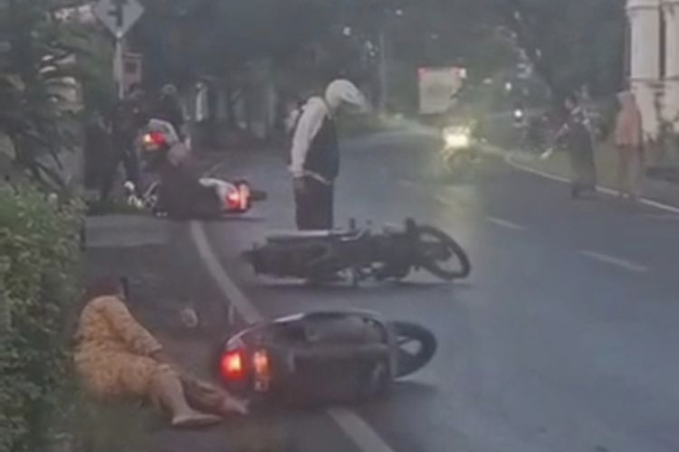 Saat Puluhan Kendaraan di Bangkalan Madura Tergelincir akibat Solar di Jalan