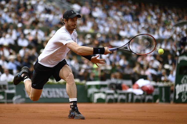 Petenis Inggris Raya, Andy Murray, berupaya mengembalikan bola ke arah pemain Jepang, Kei Nishikori, pada laga perempat final Roland Garros 2017 di Paris, Perancis, Rabu (7/6/2017).