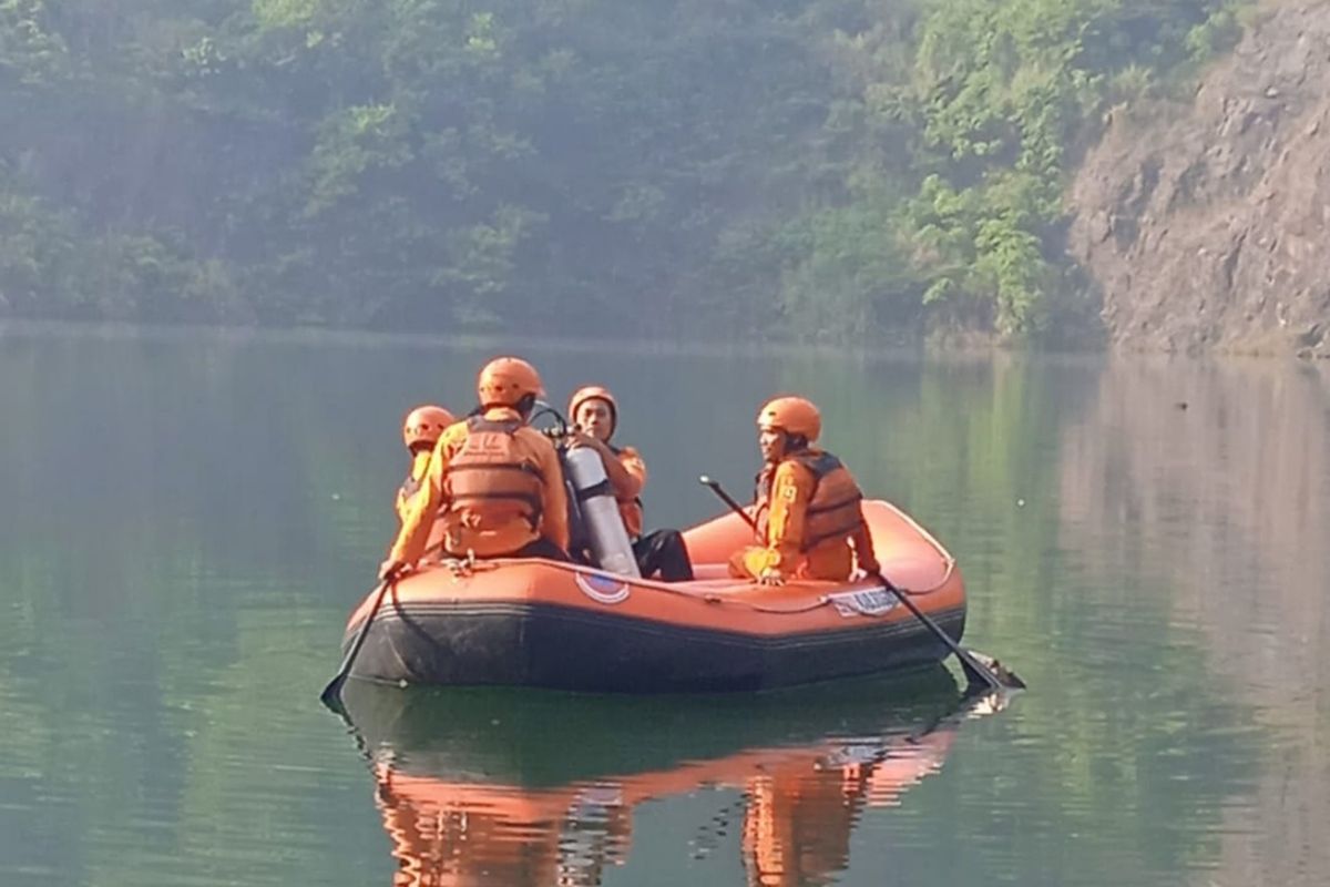 Tim TRC BPBD mencari 3 pemuda di Bogor yang tenggelam di danau Kuari, Desa Tegalega, Kecamatan Cigudeg, Kabupaten Bogor, Jawa Barat, Jumat (14/7/2023).