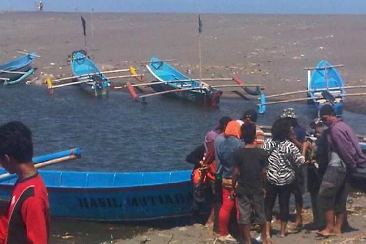 Para wisatawan di Pantai Samas menyewa perahu nelayan untuk melaut. 