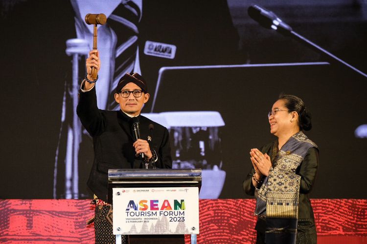 Menteri Pariwisata dan Ekonomi Kreatif/Kepala Badan Pariwisata dan Ekonomi Kreatif (Menparekraf/Baparekraf), Sandiaga Salahuddin Uno, secara resmi menyerahkan keketuaan ASEAN Tourism Forum untuk 2024 kepada Laos.