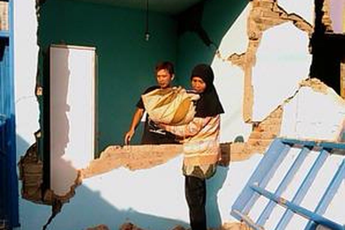 warga mengangkut barang dari reruntuhan rumah di Kecamatan Cigalontang, Tasikmalaya, Kamis (3/9).