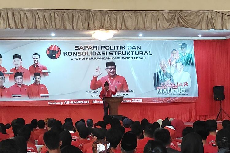 Sekretaris Jenderal PDI-P Hasto Kristiyanto saat menunjukan KTP yang disebutnya akan menjadi KTP Sakti jika Ganjar-Mahfud terpilih menjadi Presiden dan Wakil Presiden pada 2024, dalam acara konsolidasi partai di Lebak, Banten, Minggu (10/12/2023).