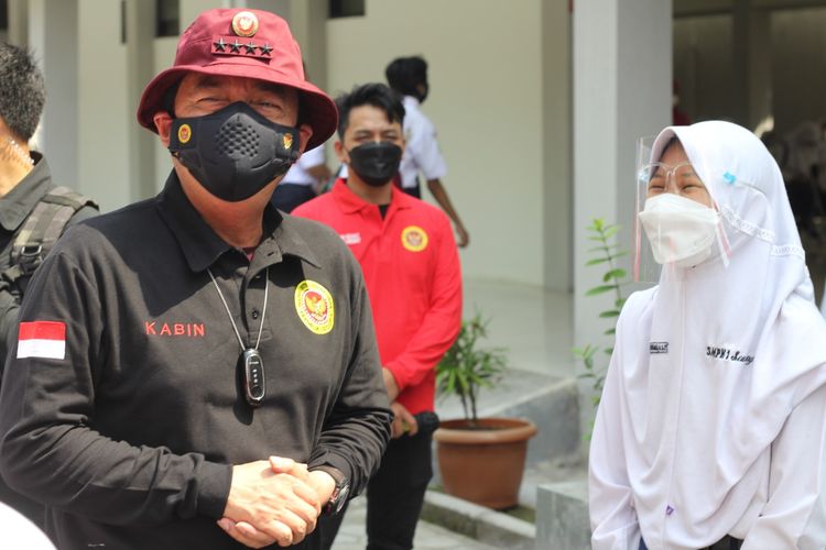 Kepala BIN Jenderal Polisi (Purn) Budi Gunawan saat meninjau langsung vaksinasi khusus pelajar di wilayah Banten (12/8/2021).