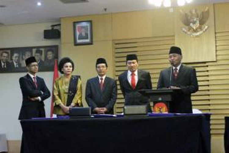 Ketua KPK yang baru dilantik, Agus Rahardjo (kanan), memberikan keterangan didampingi Wakil Ketua KPK Laode Muhammad Syarif (kiri), Basaria Panjaitan (kedua kiri), Alexander Marwata (tengah) dan Saut Situmorang, usai acara serah terima jabatan di Gedung KPK, Jakarta, Senin (21/12/2015).