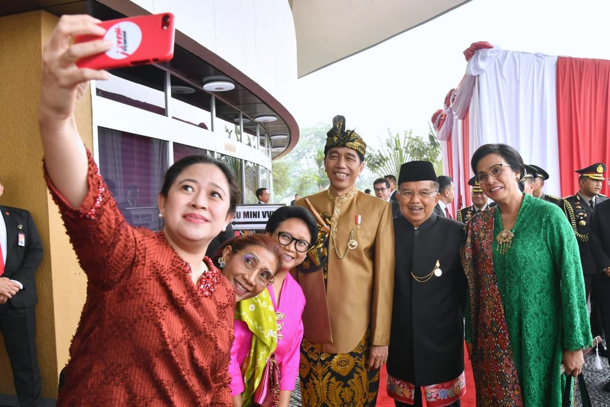 Presiden Joko Widodo berswafoto bersama Wakil Presiden Jusuf Kalla, Menteri Keuangan Sri Mulyani, Menteri Kelautan dan Perikanan Susi Pudjiastuti,  Menteri Koordinator Bidang Pembangunan Manusia dan Kebudayaan Puan Maharani, dan Menteri Luar Negeri Rento LP Marsudi.