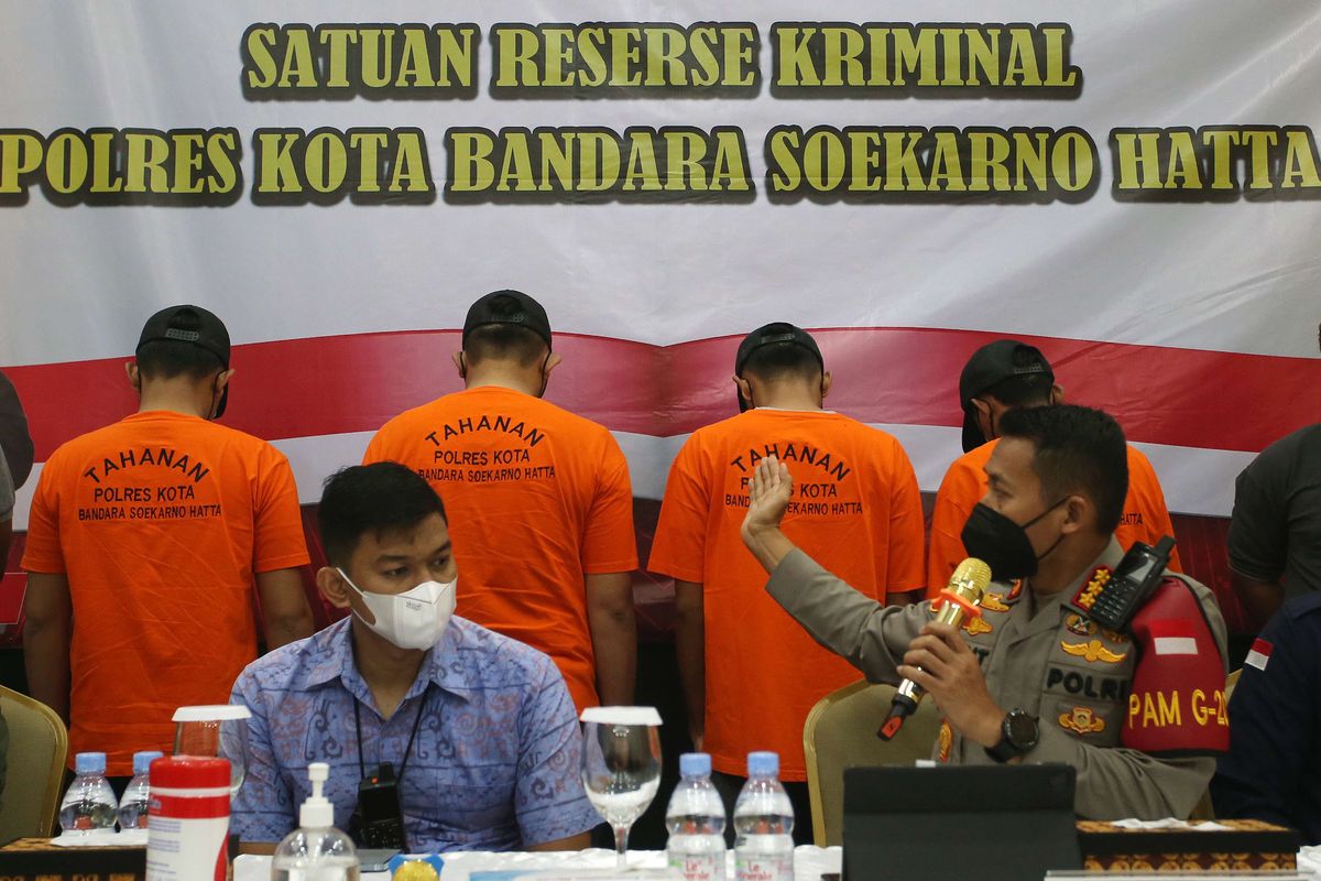 Kapolresta Bandara Soekarno Hatta Kombes Pol Sigit Dany Setiyono (ketiga kanan) didampingi Kasat Reskrim Kompol Rezha Rahandhi (tengah) memberikan keterangan pers terkait kasus pemalsuan surat hasil tes PCR dan antigen untuk syarat naik pesawat di Mapolresta Bandara Soekarno Hatta, Tangerang, Banten, Jumat (25/2/2022). Polisi menangkap tiga petugas aktif Bandara Soekarno Hatta dan seorang pekerja kelurahan yang diduga melakukan pemalsuan surat hasil tes cepat antigen bagi penumpang pesawat dan meretas aplikasi Pedulilindungi untuk memasukan surat hasil tes palsu tersebut.