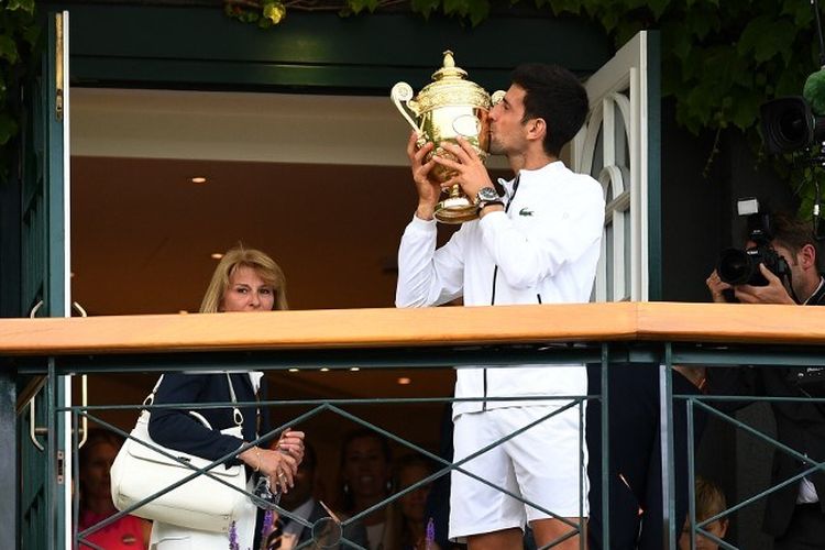 Petenis asal Serbia, Novak Djokovic, menjadi juara Wilmbeldon 2019 setelah mengalahkan Roger Federer, pada Minggu (14/7/2019).  