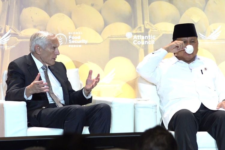 Menteri Pertahanan (Menhan) Prabowo Subianto meminum kopi ketika menjadi pembicara dalam Global Food Security Forum di Nusa Dua, Bali, pada Minggu (13/11/2022).