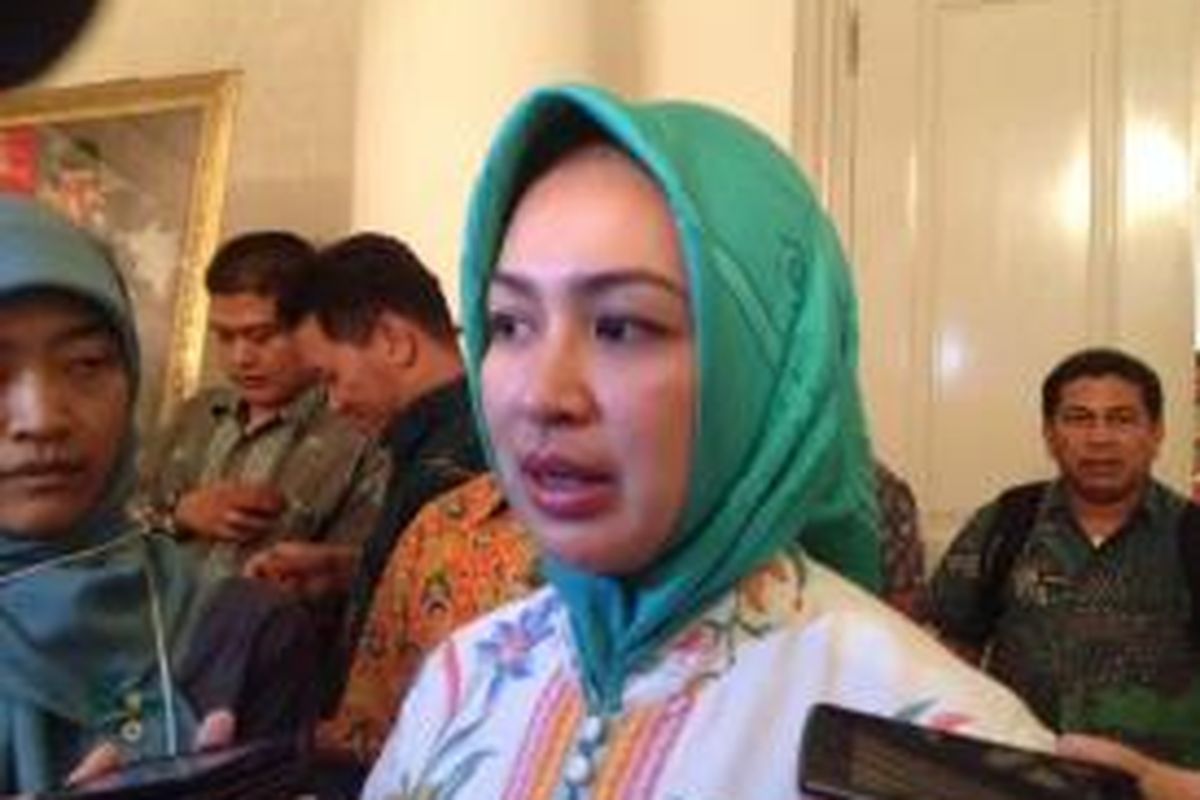 Wali Kota Tangerang Selatan Airin Rachmi Diany di Balai Kota DKI Jakarta, Kamis (26/3/2015).

