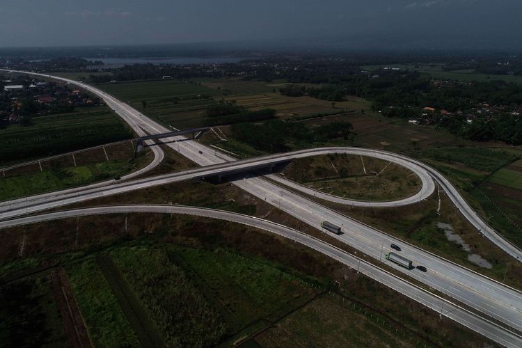 Foto udara Jalan Tol Pasuruan-Probolinggo dibangun oleh PT Waskita Toll Road di Jawa Timur, Minggu (26/5/2019).