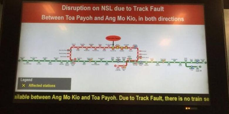 Layar menunjukkan informasi berhenti operasinya MRT Singapura di sejumlah stasiun akibat terowongan terendam banjir, Sabtu (7/10/2017)
