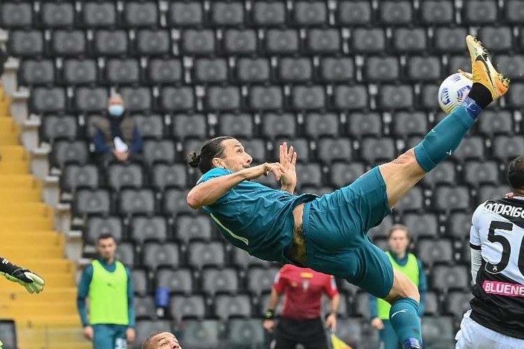 Zlatan Ibrahimovic melepas tendangan salto pada laga Udinese vs AC Milan di Stadion Friuli, Udine, 1 November 2020.