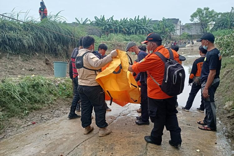 BPBD Kota Bekasi evakuasi korban tenggelam, Senin (1/11/2021).