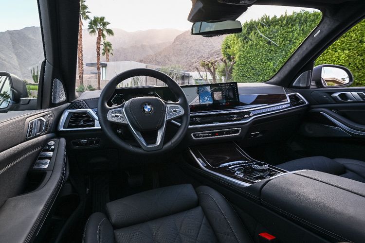 BMW X7 dilengkapi layar kurva di ruang kemudi dengan menu operating system 8 yang inovatif