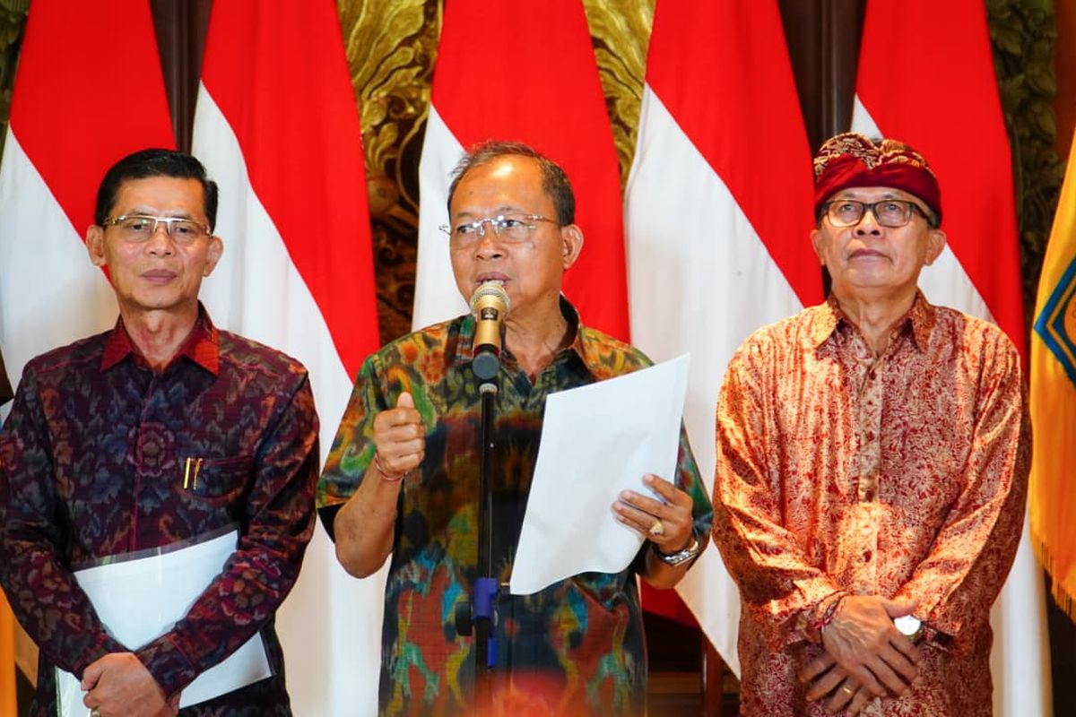 Gubernur Bali I Wayan Koster dalam jumpa pers di Jayasabha, Minggu (23/11/2025).&nbsp;