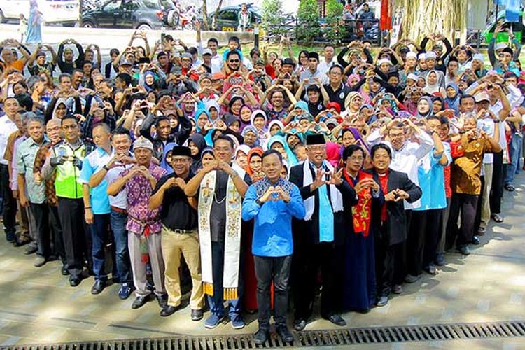 Walikota Bogor berfoto bersama para Tokoh Agama dari masing-masing Agama yang berbeda di Kota Bogor