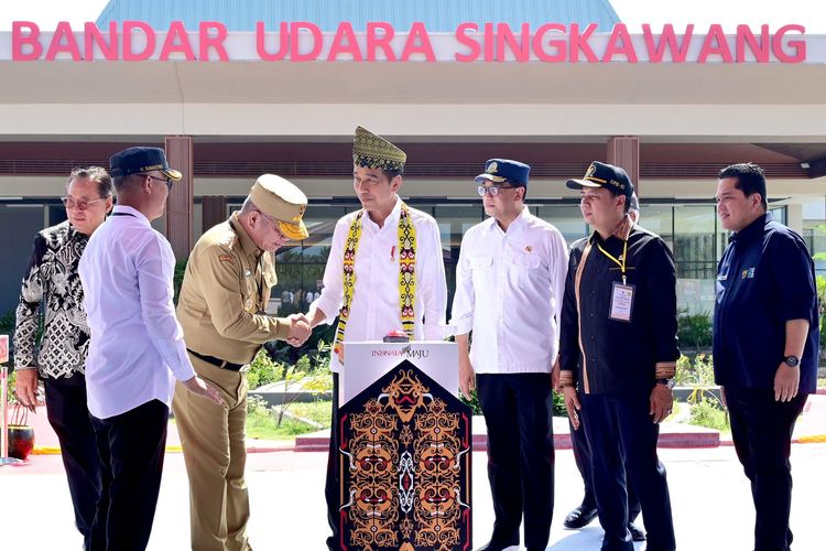 Presiden Joko Widodo meresmikan Bandar Udara Singkawang, di Kota Singkawang, Kalimantan Barat (Kalbar), Rabu (20/3/2024) pagi. 
